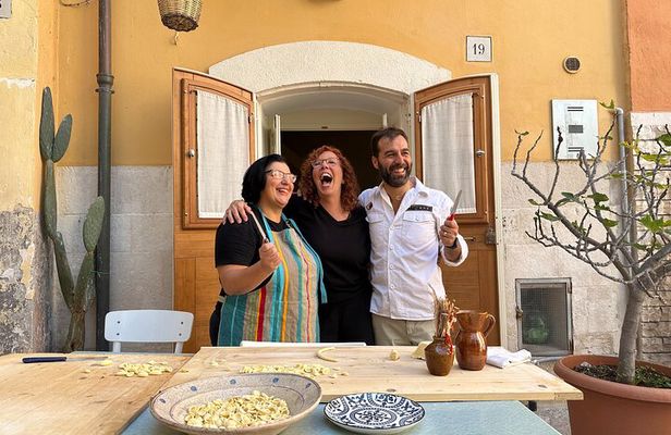 Bari Walking Tour with Pasta Experience