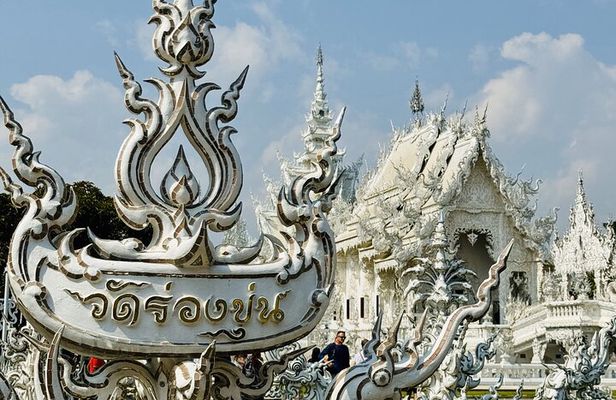 Visit Chiang Rai Temples and Lalitta Cafe from Chiang Mai
