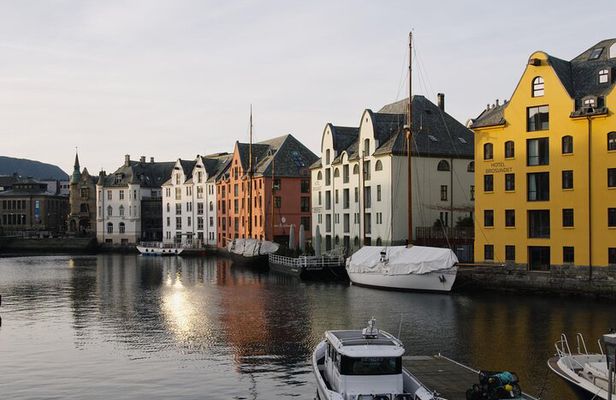 Ålesund on Foot: Art Nouveau, Insider Tips & more