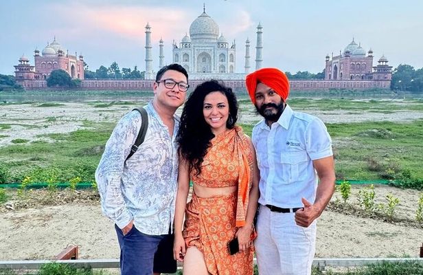 Day Trip to Taj Mahal, Agra Fort and Baby Taj from Delhi by Car