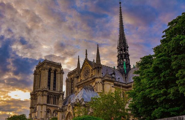 In the Heart of Paris Sainte Chapelle to Notre Dame - Small Group