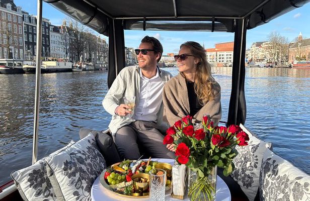 Romantic Canal Cruise Experience in Amsterdam