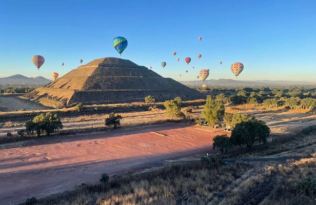 Sunrise Balloon Flight over Teotihuacan and Breakfast in Cueva