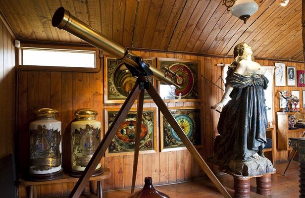 Black Island Tour, Neruda Museum and Tricao Park with Lunch