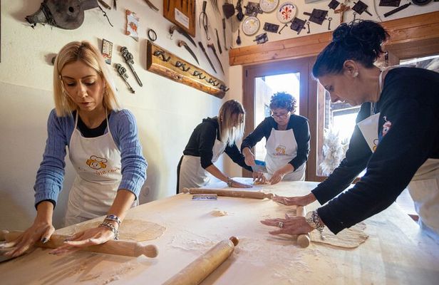 Traditional Tuscan Pasta & Tiramisu Masterclass in Arezzo