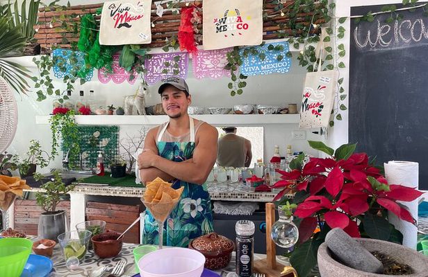 Elaboration of tortillas by hand following the Mexican tradition