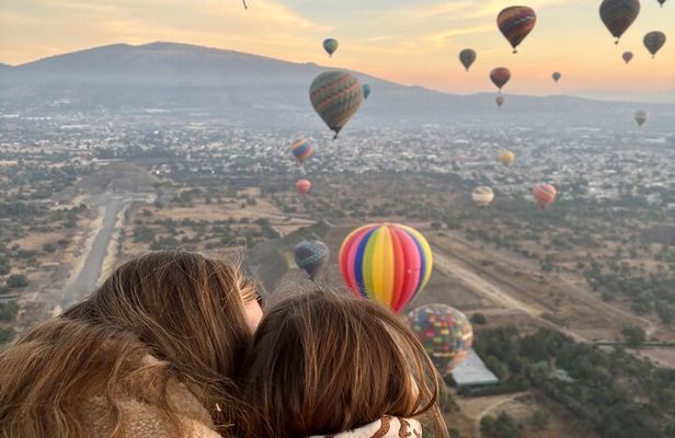 Fly Safely on a Hot Air Balloon over the Teotihuacan valley