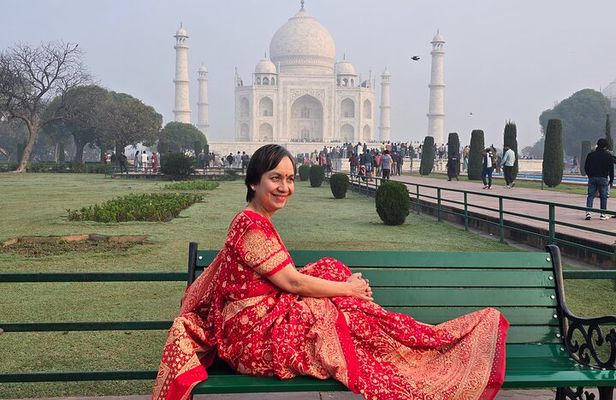 Taj Mahal Tour With Professional Photographer With Rental Saree