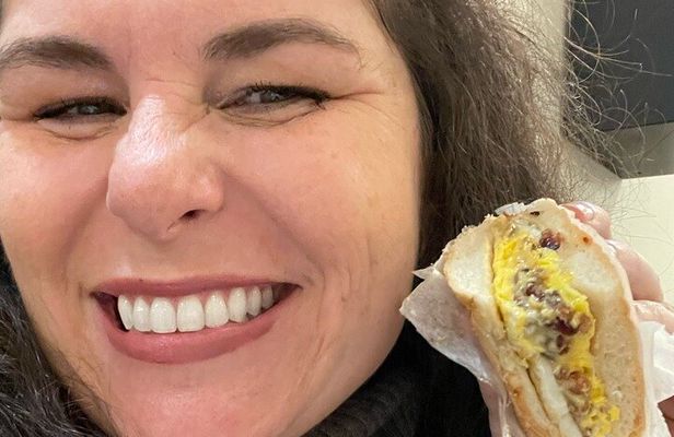 Iconic NYC Breakfast Food & Landmark Tour: Coffee, Bagel, Donut +