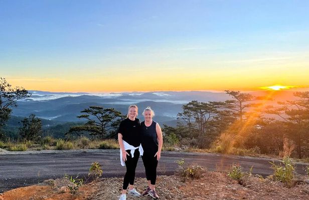 Dalat: Sunrise Trekking and Cloud Hunting experience