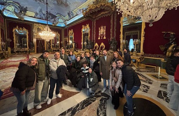 Royal Palace Guided Tour Small Group with Tickets
