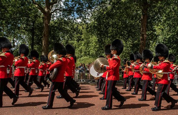 Classic London Tour & Changing the Guards— History In Action