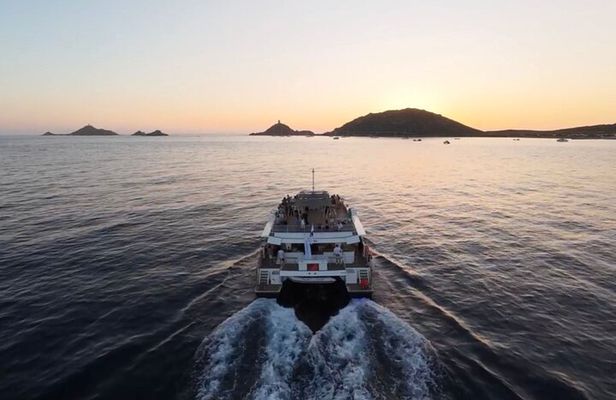 Catamaran Tour of the Bloody Islands at Sunset