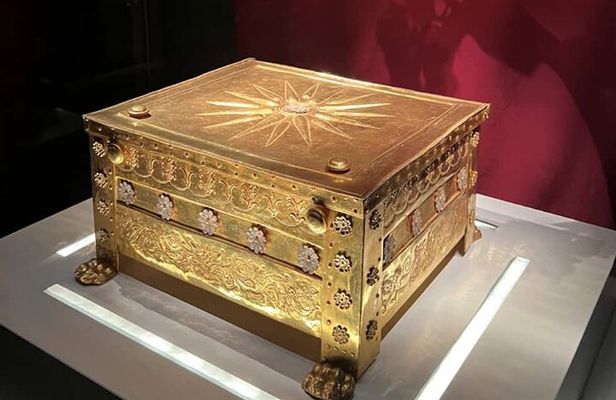Vergina Royal Tombs & Palace Tour-Expert guide with a BMW car