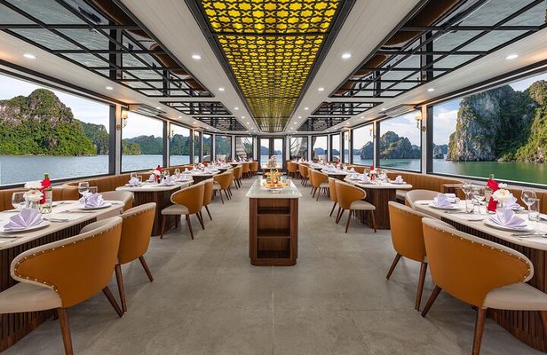Deluxe Cruise from Hanoi: Halong Bay Tour with Set Menu