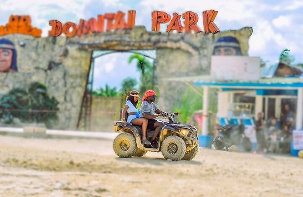 Pequeño grupo en buggy’s o ATV por el lodo en PUNTA CANA