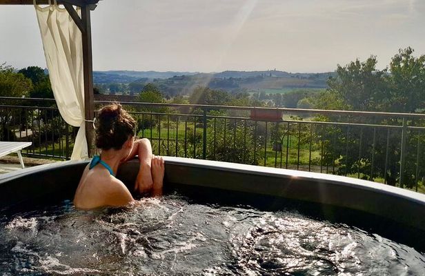 Aperitif in the pool overlooking the monferrato with tasting