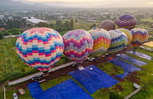 Balloon over the City of the Gods in Teotihuacan