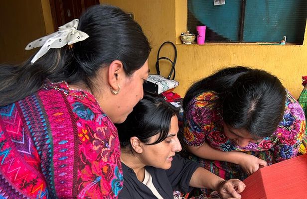 San Antonio Aguascalientes Weaving Tour from Antigua