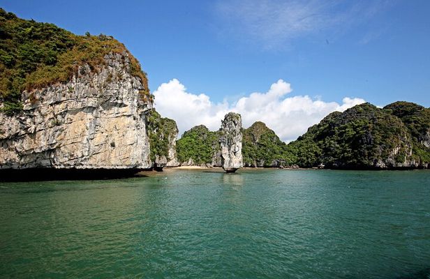 Daniel Cruise 2-day Explore Halong and Lan Ha Bay from Hanoi