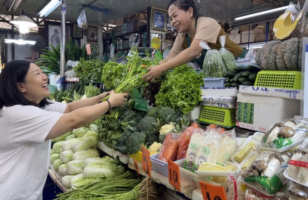 Authentic Thai Cooking Class in Bangkok with Apple & Family