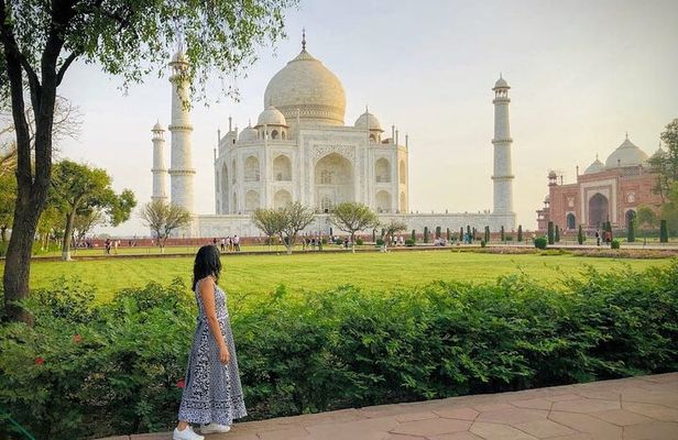 Private Sunrise Taj Mahal Tour from Delhi with Fatehpur Sikri