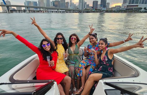 19 Ft boat tour around the Miami Bay, 2 or 4 hours, 6 people