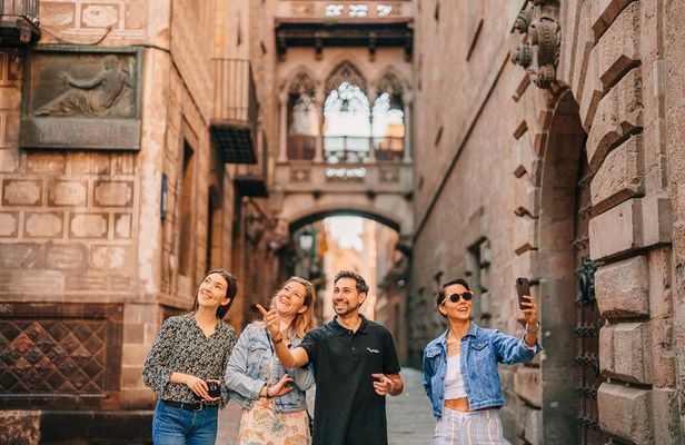 Barcelona Guided Walking City Tour with Cable Car and Boat Ride
