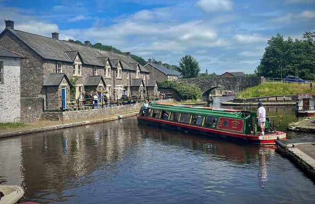 Cardiff: Waterfalls, Three Castles & Mountains Day Tour