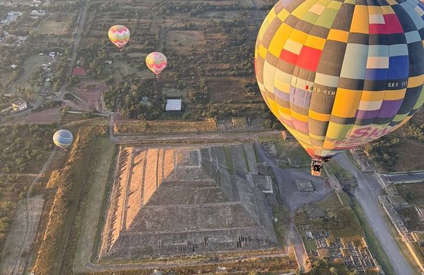 Private Balloon Flight over Teotihuacan plus Breakfast and Entry