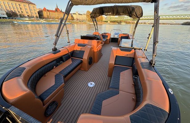 Private Danube Boat Tour with Beer and Prosecco