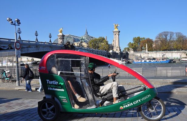 Private City-Tour by rickshaw bike in Paris : The "Napoléon"