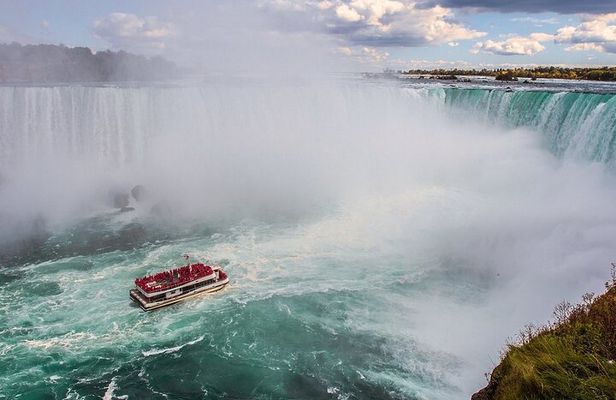 Small group Toronto Montreal Quebec and Niagara Falls 5 Day Tour