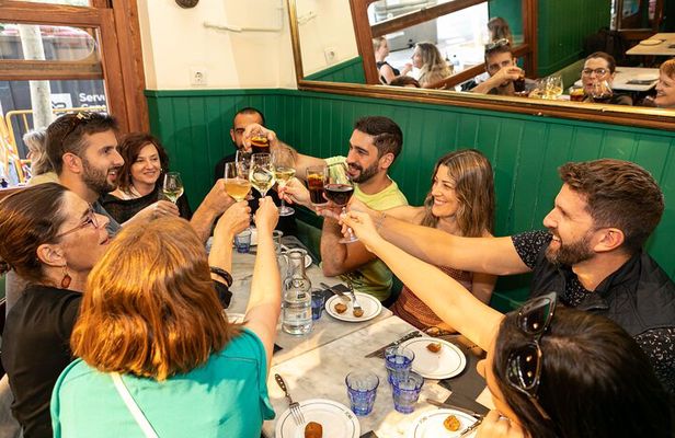 Barcelona: Gothic Quarter Tapas & Wine Small Group Tour
