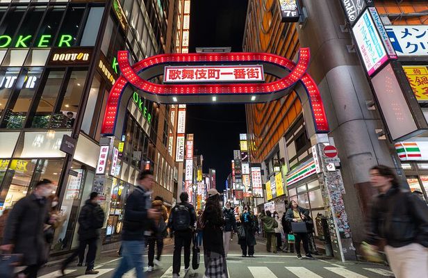 Tokyo Shinjuku Golden Gai local hidden Bar Hopping Tour