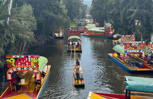 Boat tour in Mexico City with Live Guide with Food and Drinks