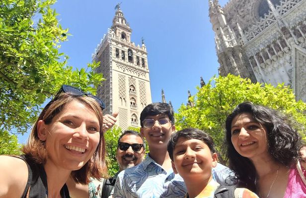 Exclusive Tour with Cathedral - Giralda Tower and Columbus tomb