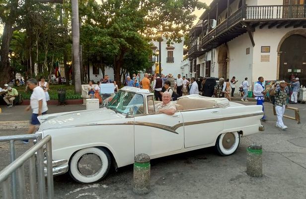 Cartagena Luxury Classic Car Tour + Bilingual Historian Guide