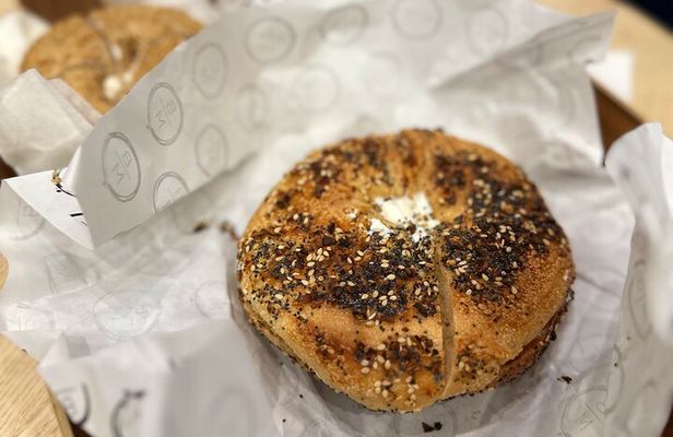Iconic NYC Breakfast Food & Landmark Tour: Coffee, Bagel, Donut +