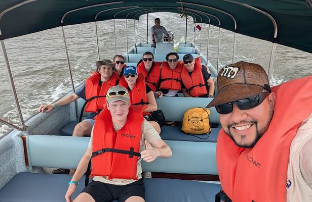 Guided Boat Expedition thru the Panama Canal + Premium Amenities