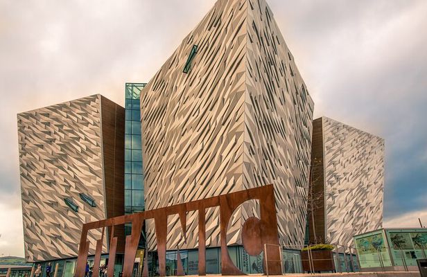 Private Tour from Dublin to Belfast in a Luxury Car