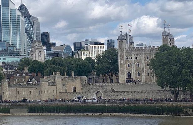 Tower of London area self-guided walking tour and scavenger hunt