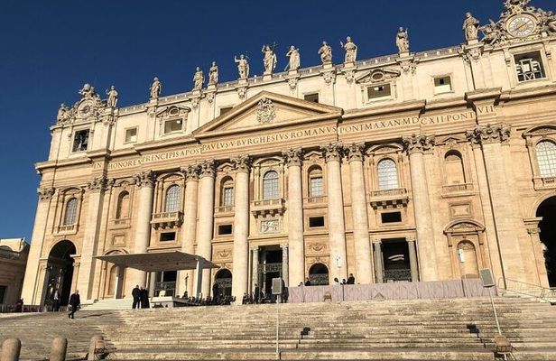 Saint Peter's Basilica and Papal Tombs tour with reserved access