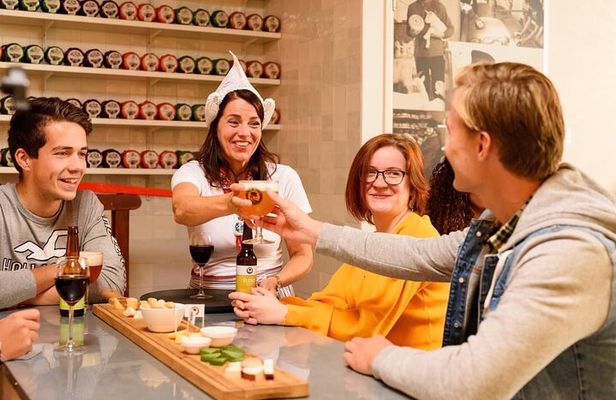Guided Dutch Cheese Tasting Experience in Amsterdam with Wine