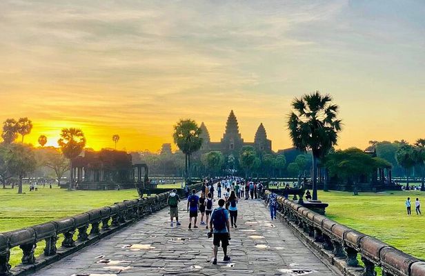 Full Day Tour, Phnom Penh to Siem Reap Angkor & Return Back