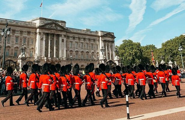 London Walking Tour: Tower Bridge to Buckingham Palace
