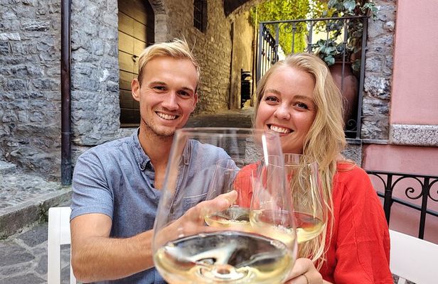 Varenna: guided Walking Tour with Wine & Food tasting