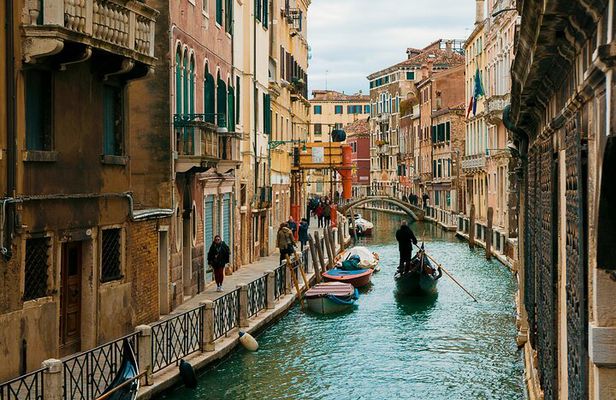 Walking Tour in Venice and Gondola Ride