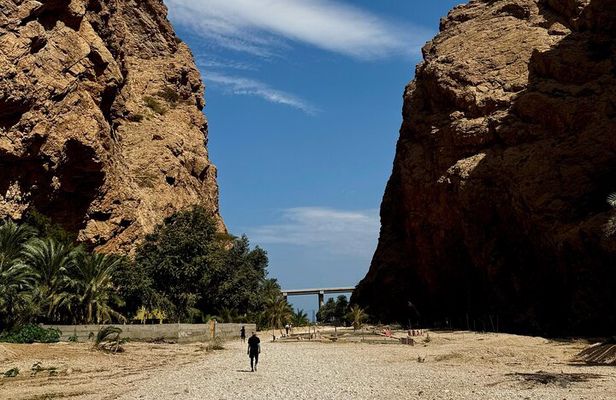 Muscat: Wadi Shab and Bimmah Sinkhole Adventure