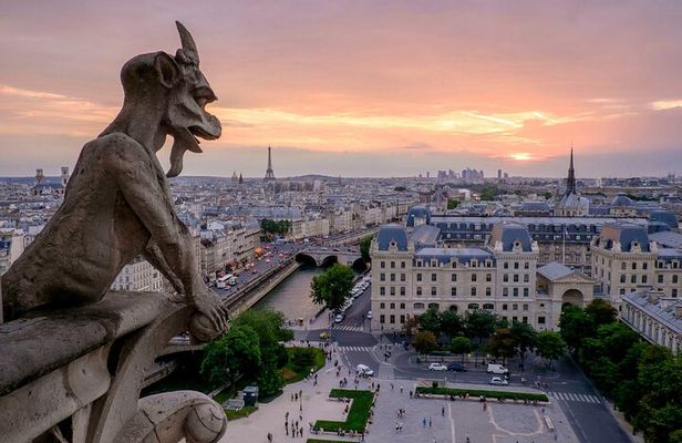 Paris Darkest Tales A Night of Secrets and Legendary Bar Tour